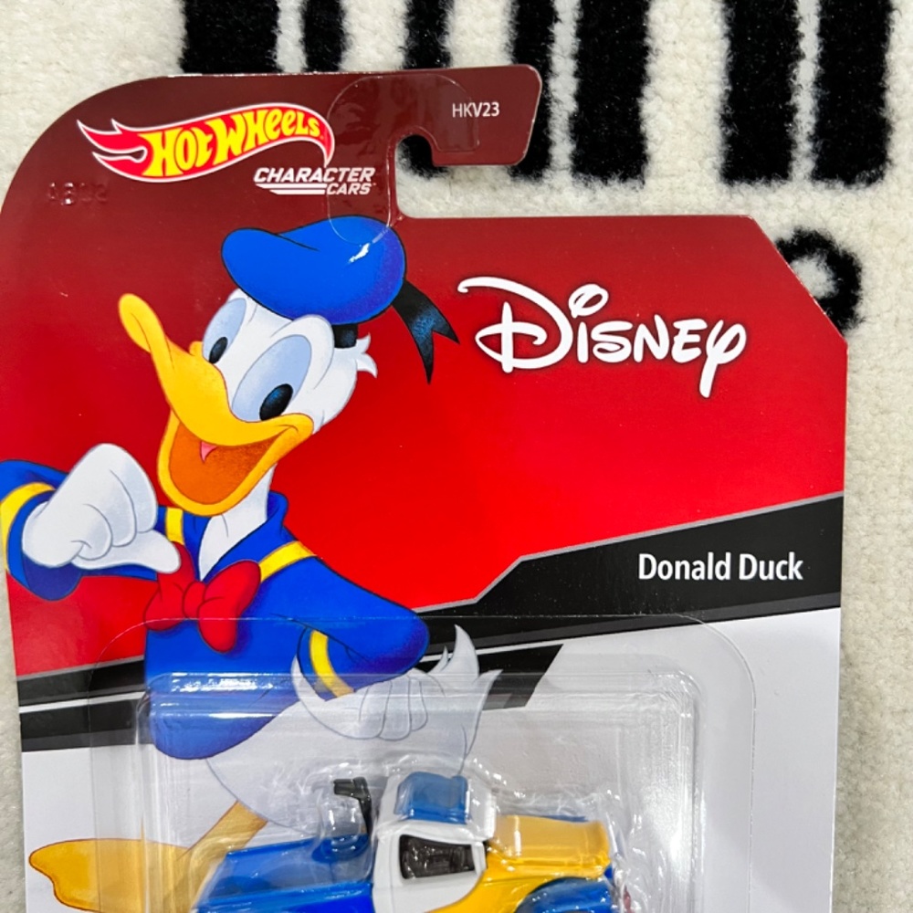 HotWheels X Disney Set of 2 Donald Duck & Daisy Duck Toy Cars - Picture 7 of 9